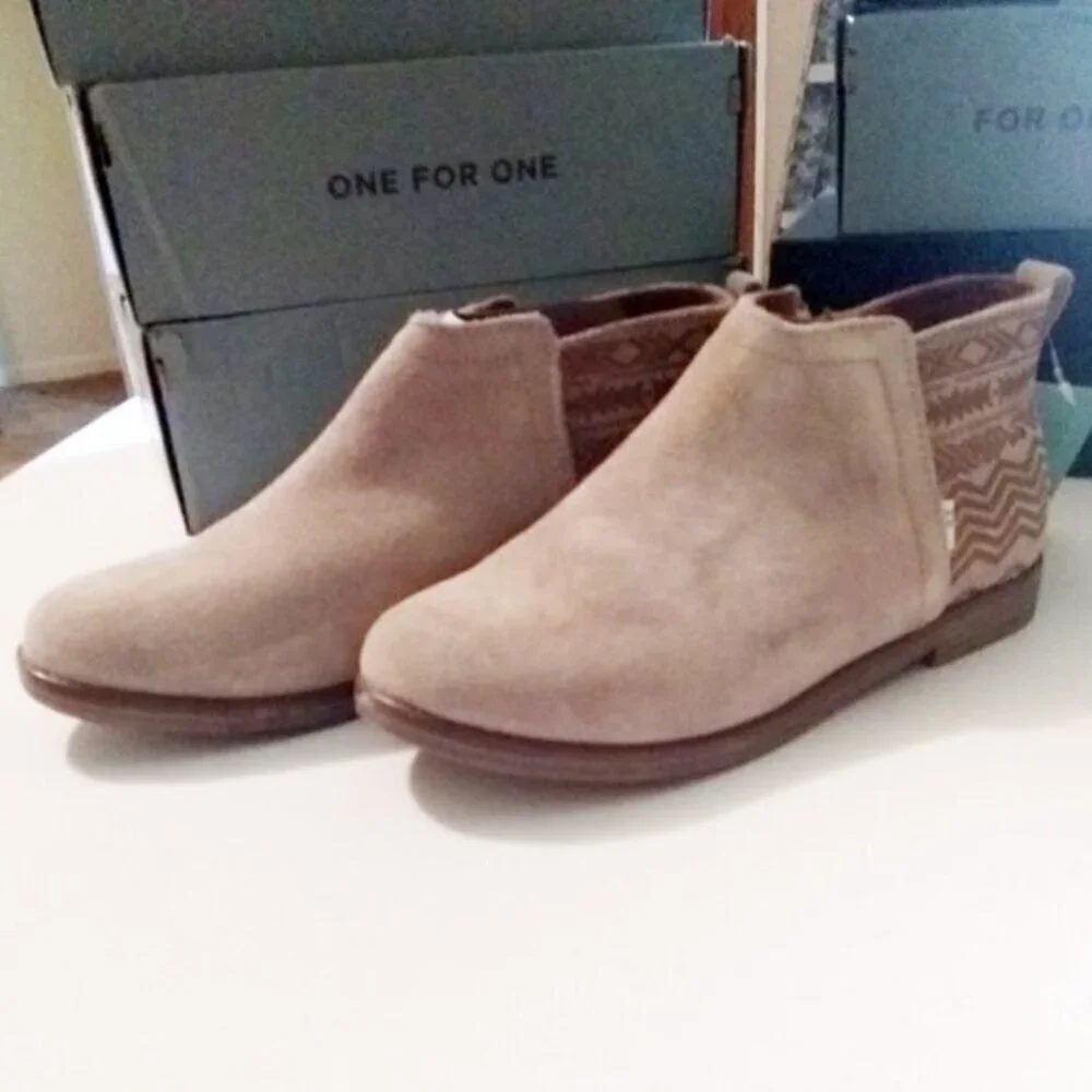 NIB Toms Deia Suede Ankle Boots Youth Size 5.5 MSRP $70